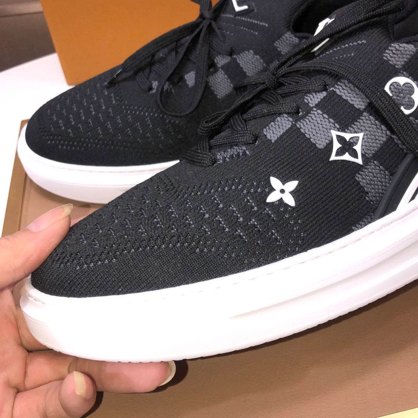 Men's men's shoes 💰640💰Original development, quality shipping, welcome to compare - LV sneaker series sports shoes introduce the loose silhouette of the ready-to-wear series into the spring and summer men's wear shows and make an eye-catching appearance. The cow leather upper is combined with rough fabric laces, and colorful beading highlights the brand's classic elements. LV letters mark the tongue and Monogram floral outsole. Mixed materials Made of top-grain cowhide, thick shoelace design, large Monogram print on the side, mesh lining and cotton feet, the comfort is as extreme as ever, premium heritage, quality first, worth owning! Size: Men’s 38-45 (45 is custom-made and cannot be returned or exchanged)